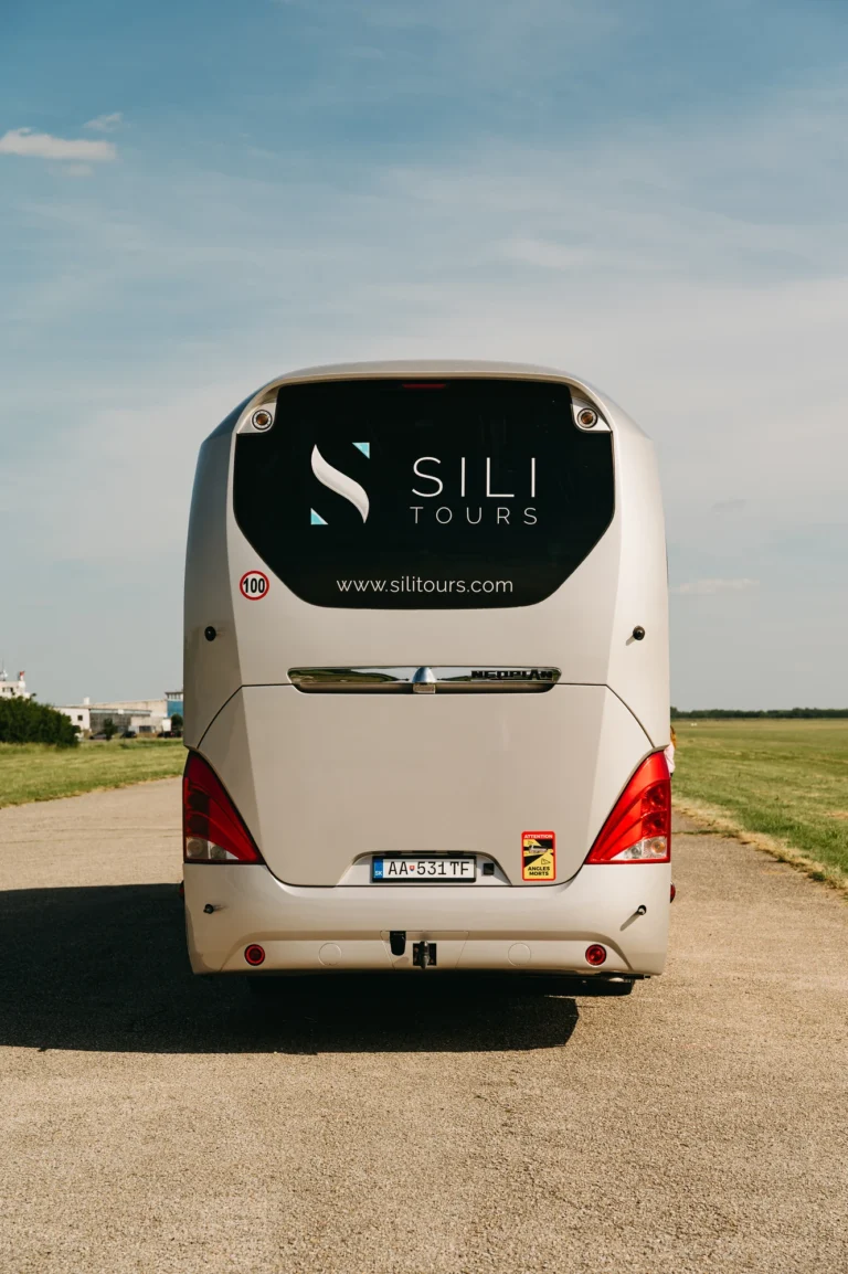Diaľkový autobus Neoplan Cityliner VIP class – strieborný exteriér