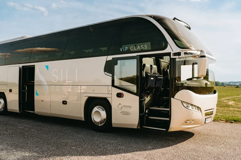 Diaľkový autobus Neoplan Cityliner VIP class – strieborný exteriér