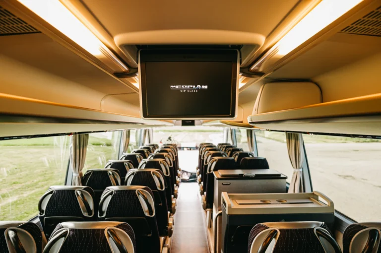 Interiér autobusu Neoplan Cityliner VIP class – ulička medzi sedadlami